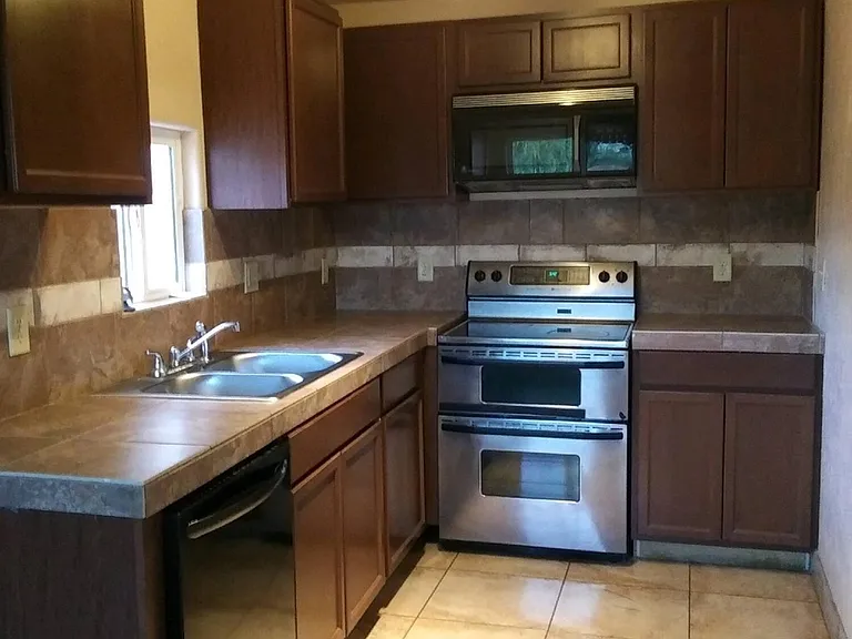 3914 S 5th Ave — Photo 3