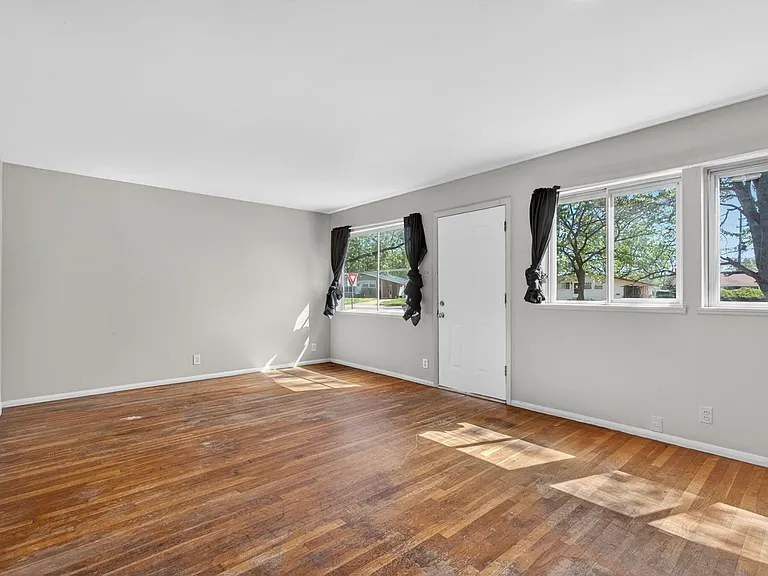 723 Shepley Dr #4 — Photo 2