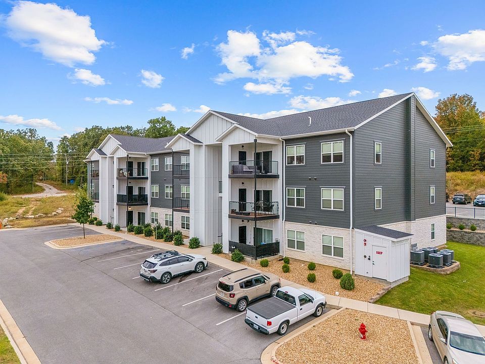 1st image of 750 Windsor Ct #105
