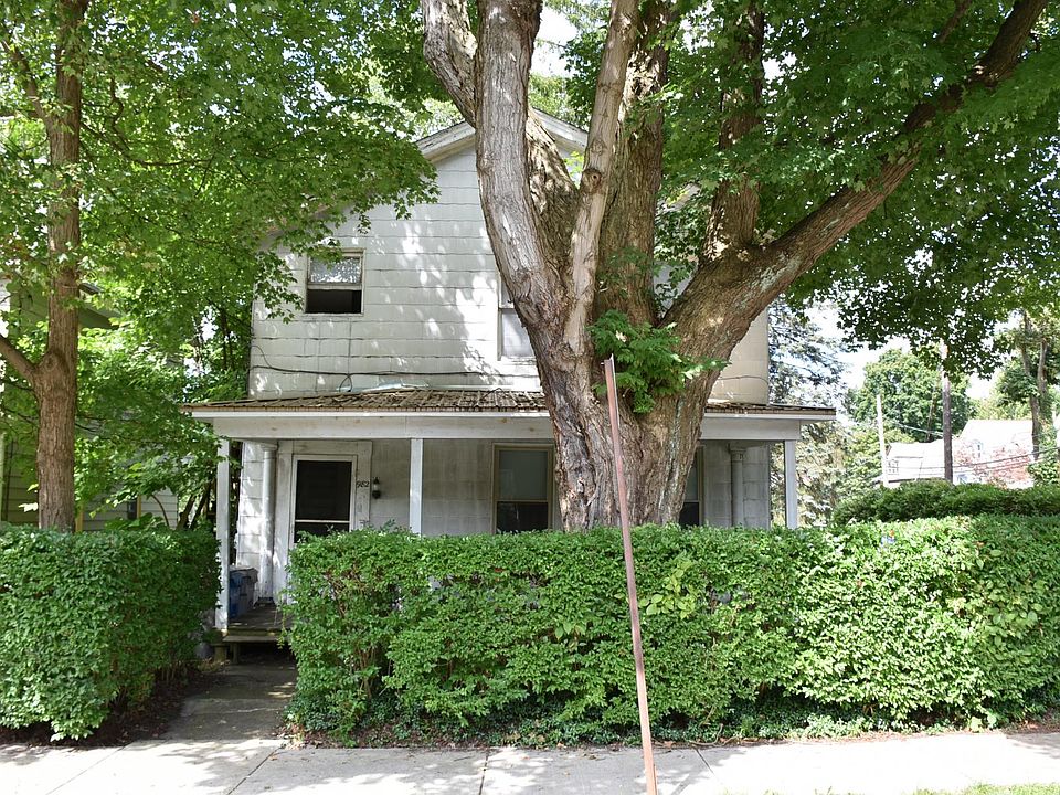 1st image of 982 Grove St APT 3