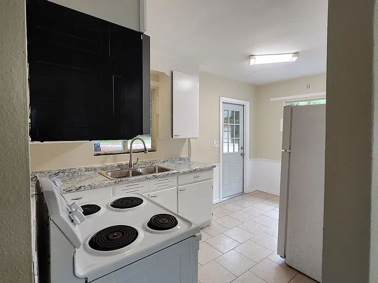 646 Ditmar St — Photo 8