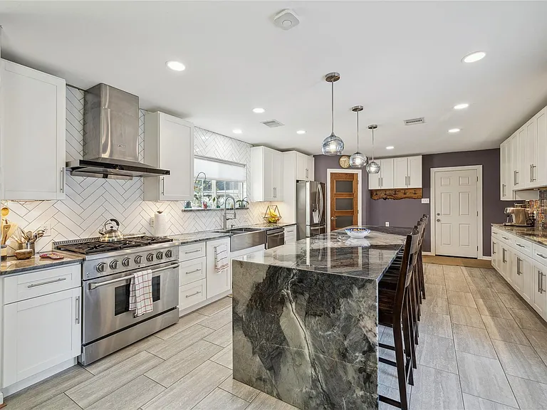 701 W 32nd St — Photo 2