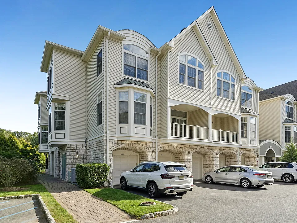 204 Edmonton Ct
