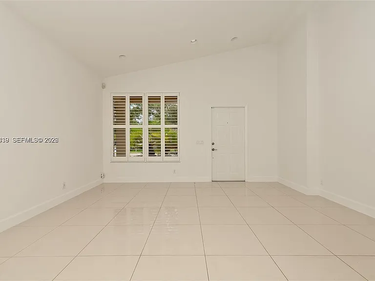 889 Sand Creek Cir — Photo 7
