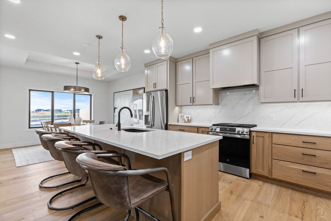 トップス SALE)house on the hill grey T 1117 E Thompson Pl, Tea, SD 57064 | MLS #22408088 | Zillow