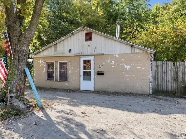 841 W Maple St, Flora, IL 62839