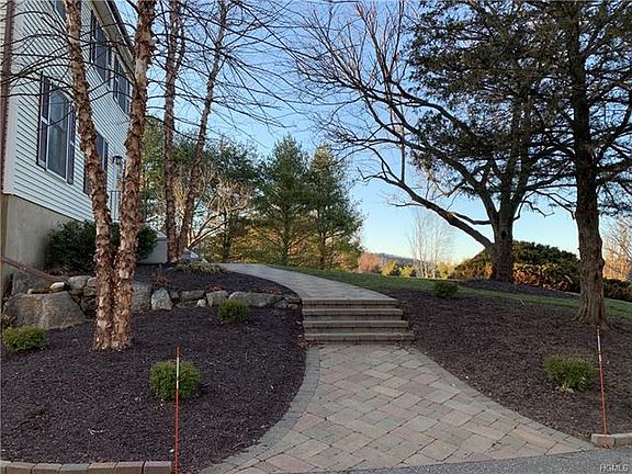 4th image of 11 Sonnet Ln
