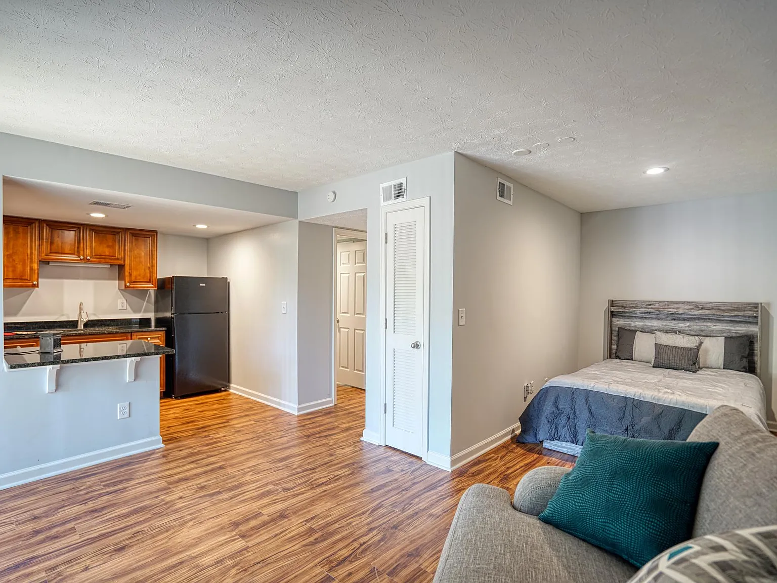 Oak Creek Apartments — Photo 3