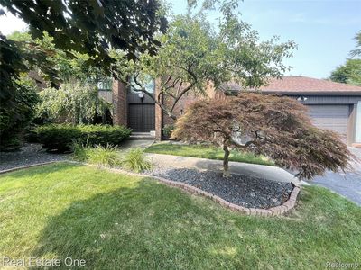 2 Brookwood Ln, Dearborn, MI, 48120
