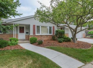 620 Carlton Dr, Racine, WI 53402