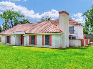 327 Live Oak Ln, Lake Jackson, TX 77566