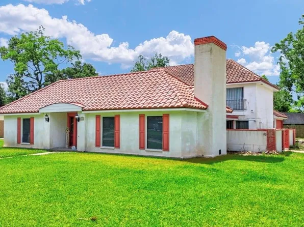 327 Live Oak Ln, Lake Jackson, TX 77566