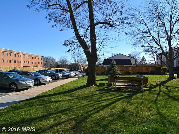 Landscaped Common Grounds / Convenient Parking