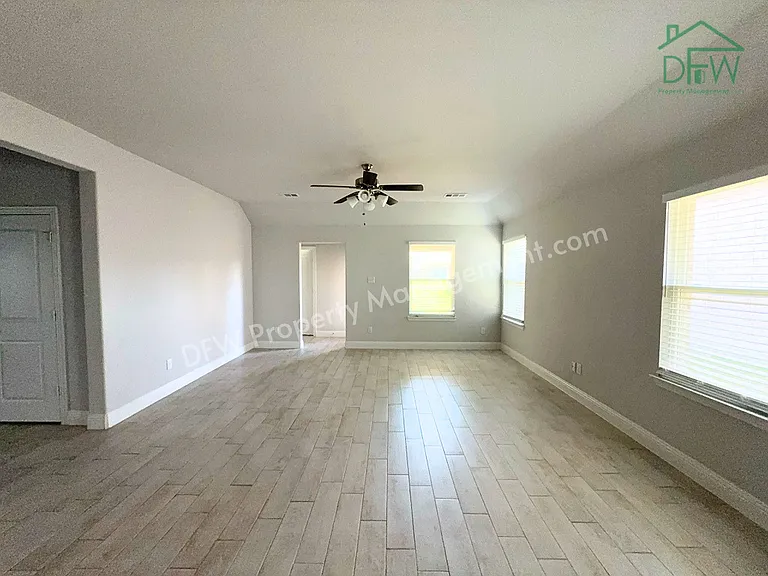 609 Tartane Dr — Photo 2