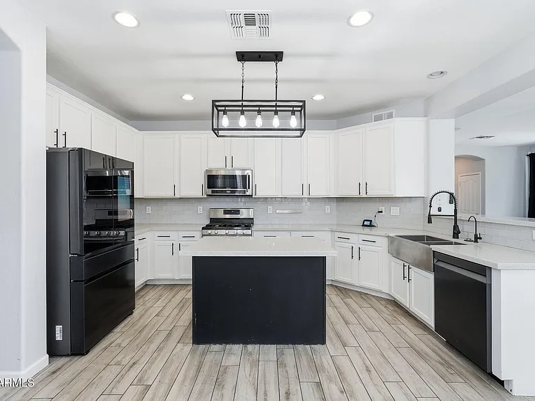 11402 W Alvarado Rd — Photo 17