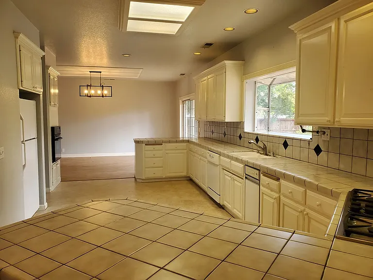 1661 Manzanita Ave — Photo 4