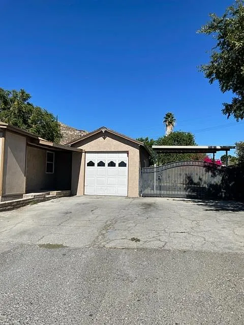 SINGLE GARAGE & SIDE GATE - 4323 Tyler St