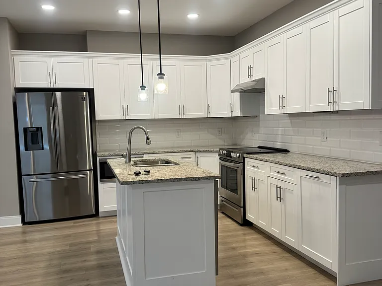 1121 Lawrence Ave #7 — Photo 8