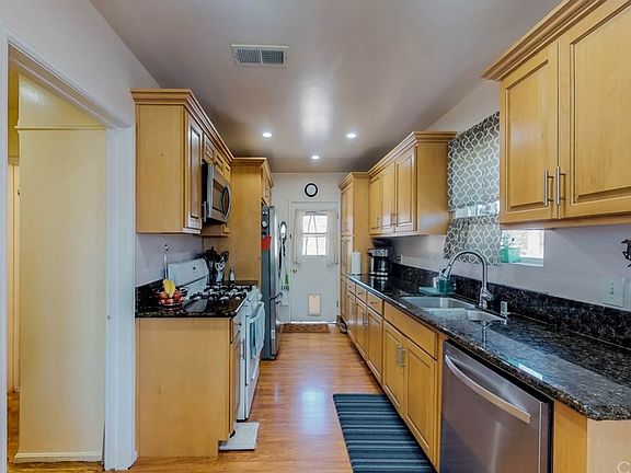 4th image of 613 W Gleason St