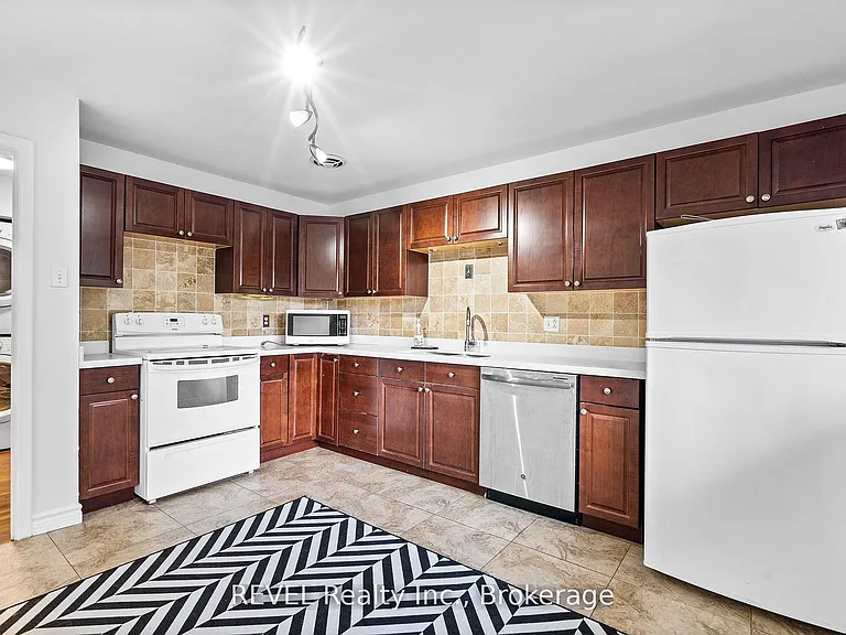 462B Carlton St — Photo 4