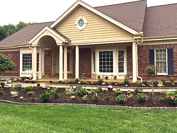 12357 Courtyard Lake Dr, Saint Louis, MO 63127
