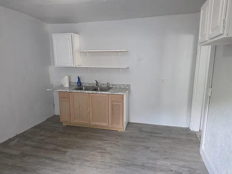 223 N Greenmount Ave — Photo 4