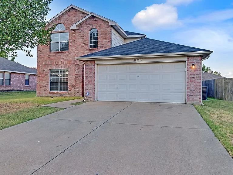 1029 Magnolia Ln — Photo 2