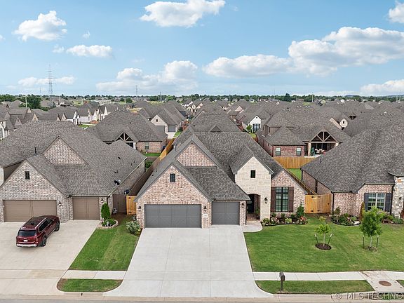 2nd image of 2919 E Rockford Pl