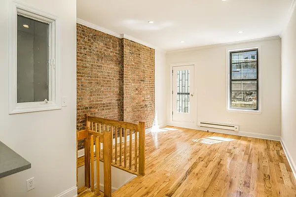 Rented by Century 21 Metropolitan | media 2