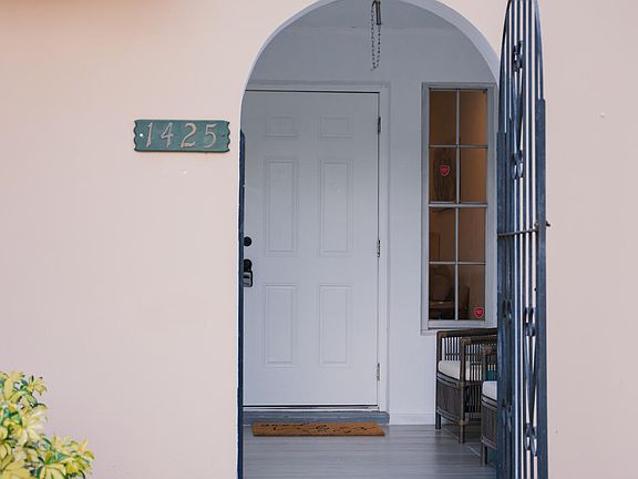 3rd image of 1425 Riverside Cir
