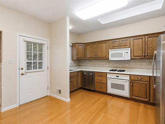 5th image of 107 Boxwood Ct