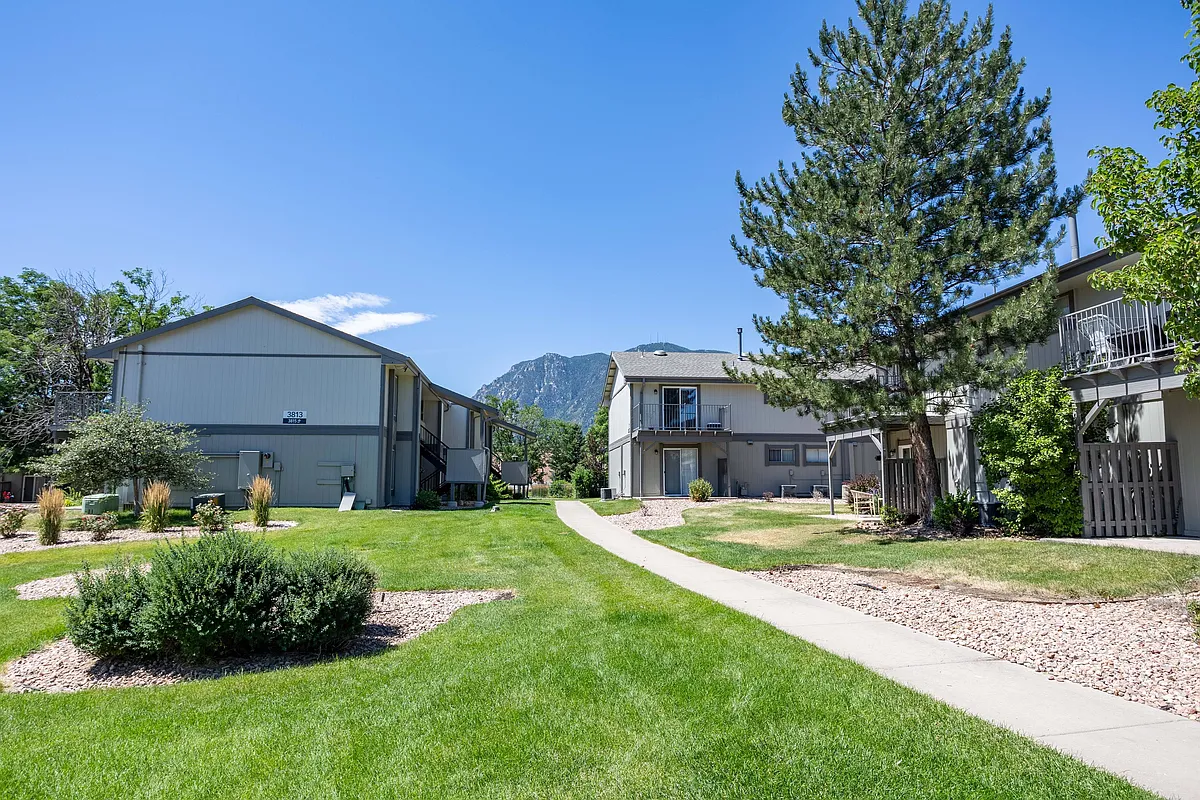 Building Photo - Broadmoor Ridge