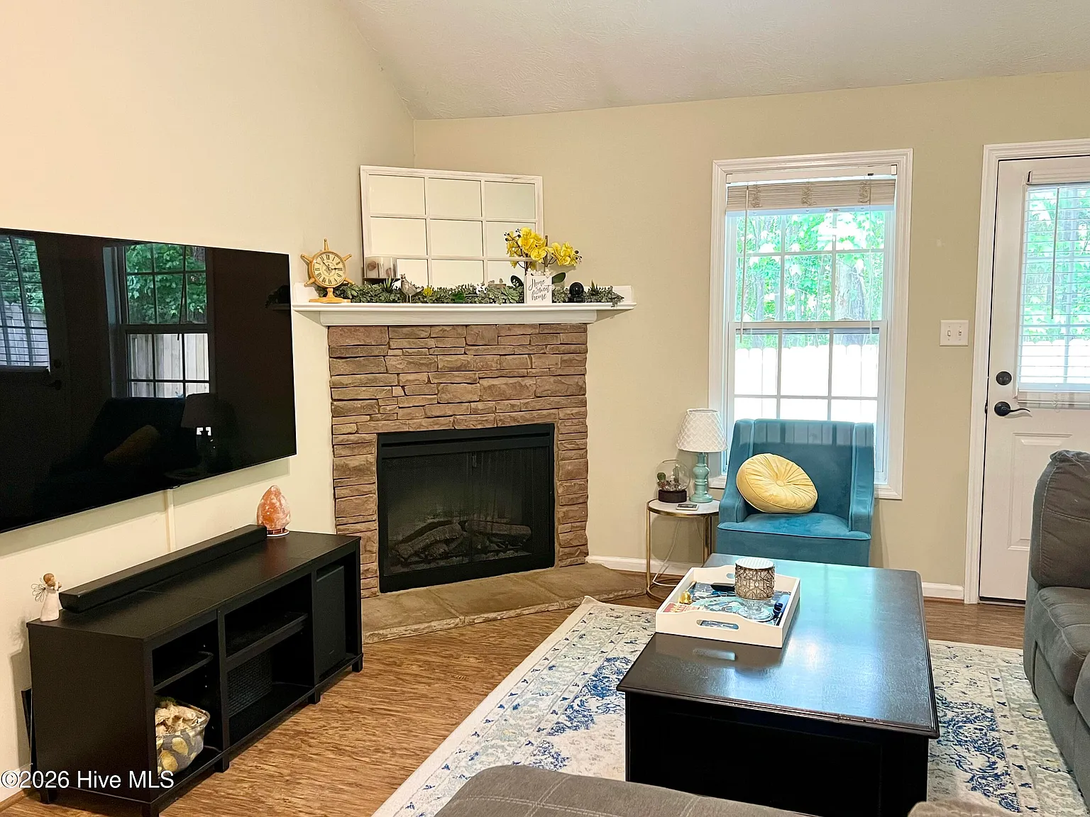 3 bed, 2.0 bath, 1377 sqft, $1,475 — Photo 2