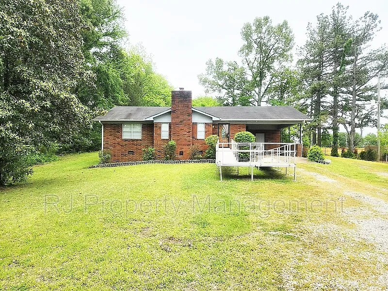 4 bed, 2.0 bath, 1612 sqft, $1,795 — Photo 1