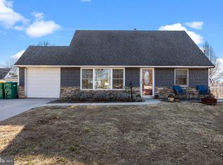 25 Queensbridge Rd, Levittown, PA 19057