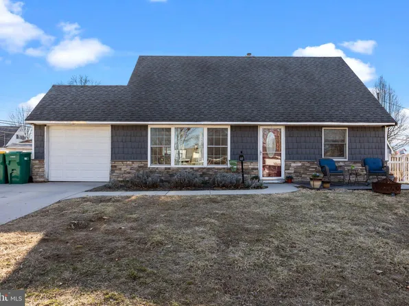 25 Queensbridge Rd, Levittown, PA 19057