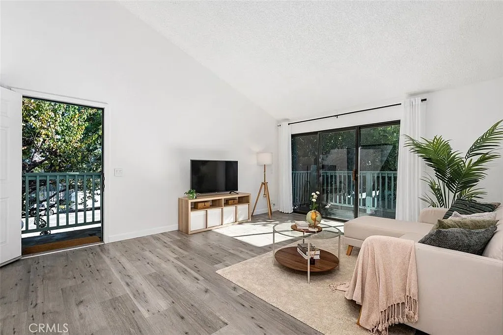 2 bed, 968 sqft, $3,100 — Photo 4