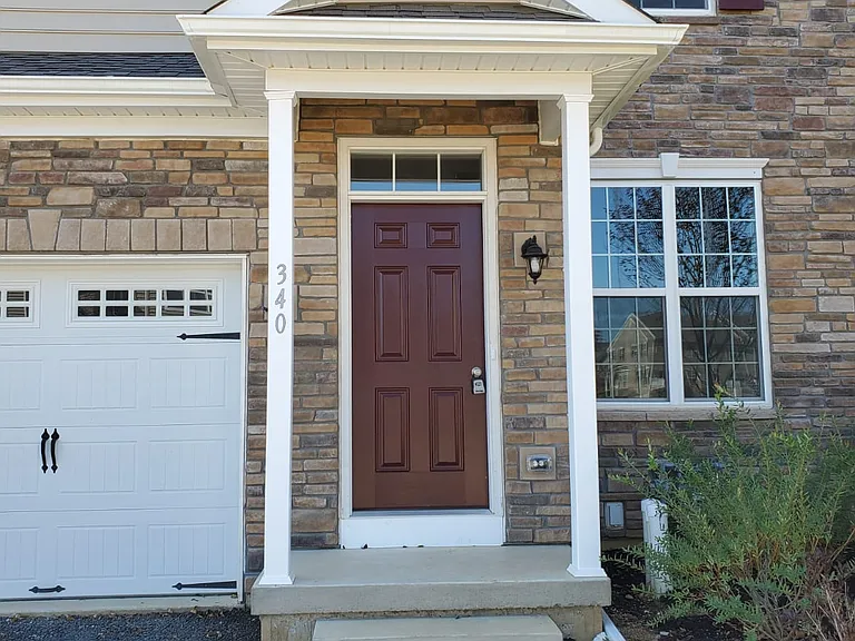 340 Redclover Ln — Photo 2