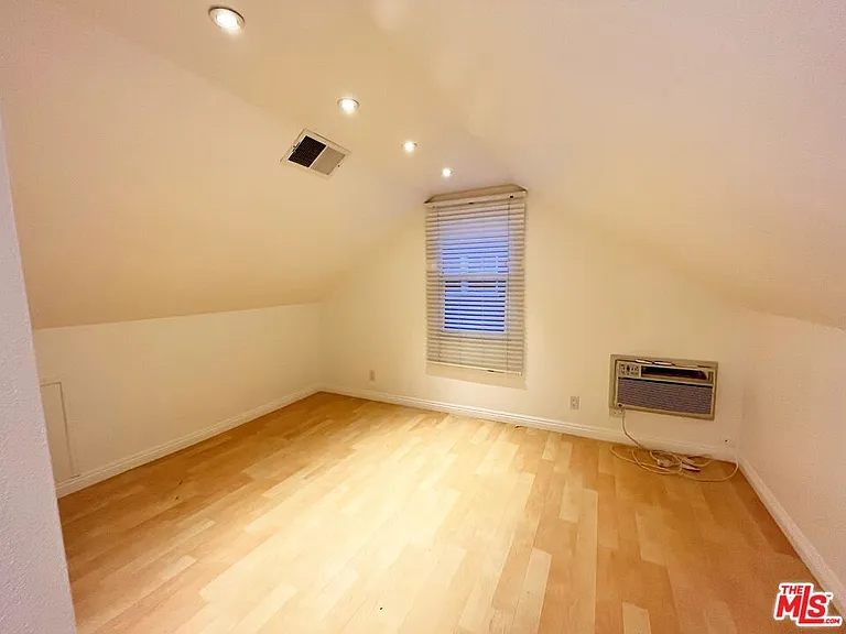 14744 Magnolia Blvd — Photo 23