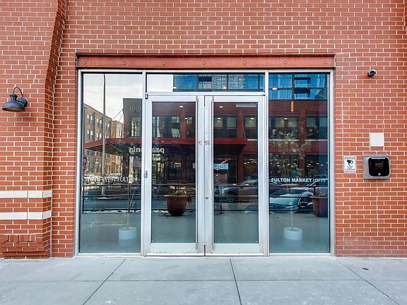 3rd image of 1118 W Fulton St #201