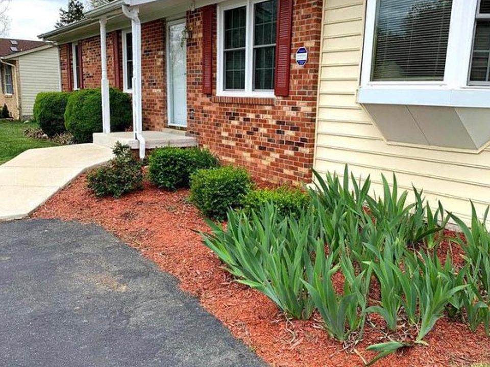 2nd image of 1015 Pecan Ln