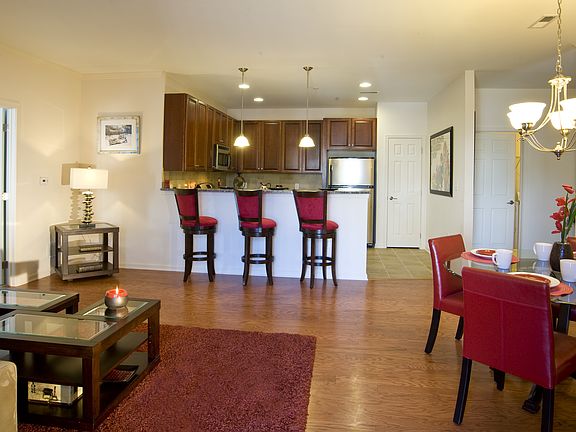 4th image of 1300 Jennifer Dr #1008