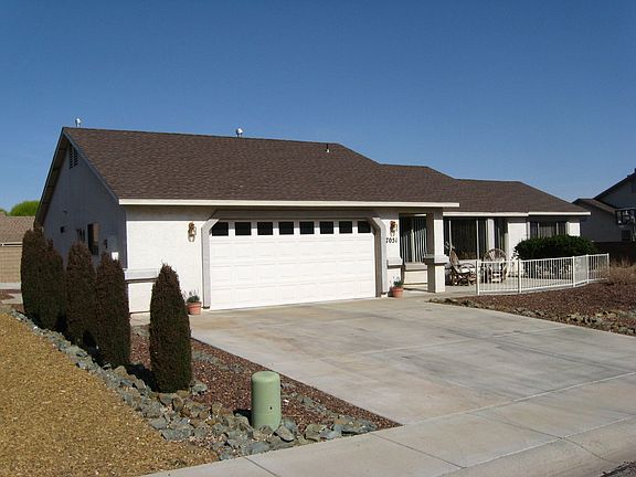 2.5 Car Garage 