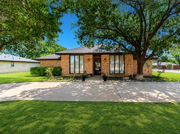 2041 Longhorn Dr, Levelland, TX 79336