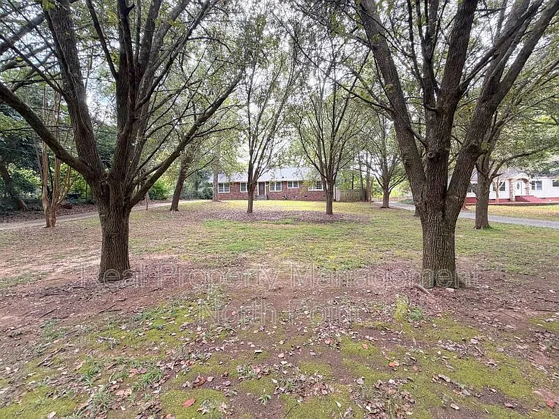 3 bed, 2.0 bath, 1493 sqft, $2,095 — Photo 2