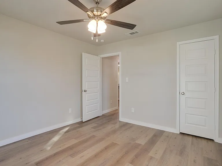 305 Bentley Dr — Photo 11
