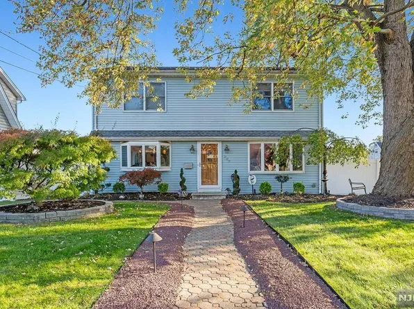 222 Alberta Dr, Saddle Brook, NJ 07663