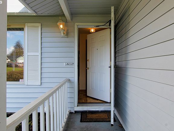 3rd image of 3119 NE 157th Ct
