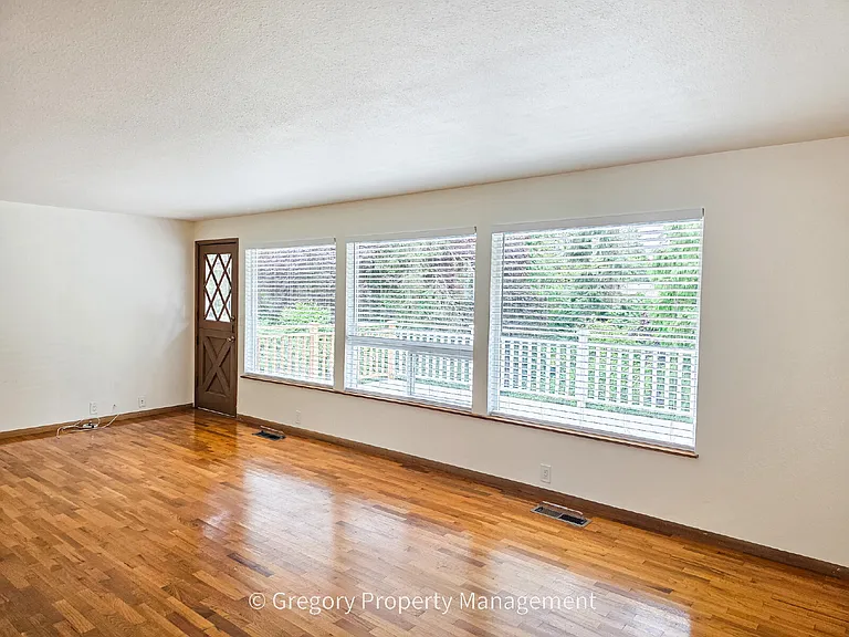 4908 Dogwood Dr — Photo 4
