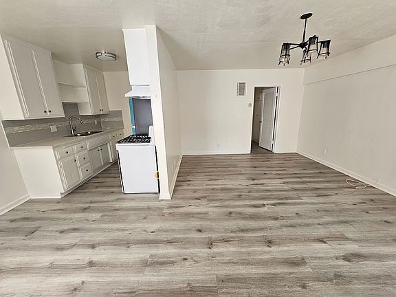 3rd image of 148 N Normandie Ave APT 3